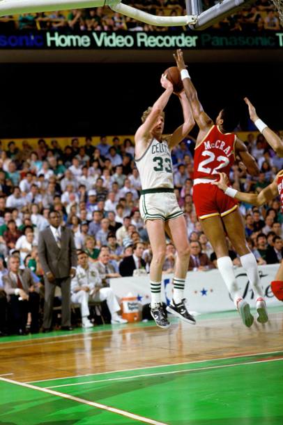 1986, Larry Bird dei Boston Celtics cerca di superare Rodney McCray degli Houston Rockets (Nba)